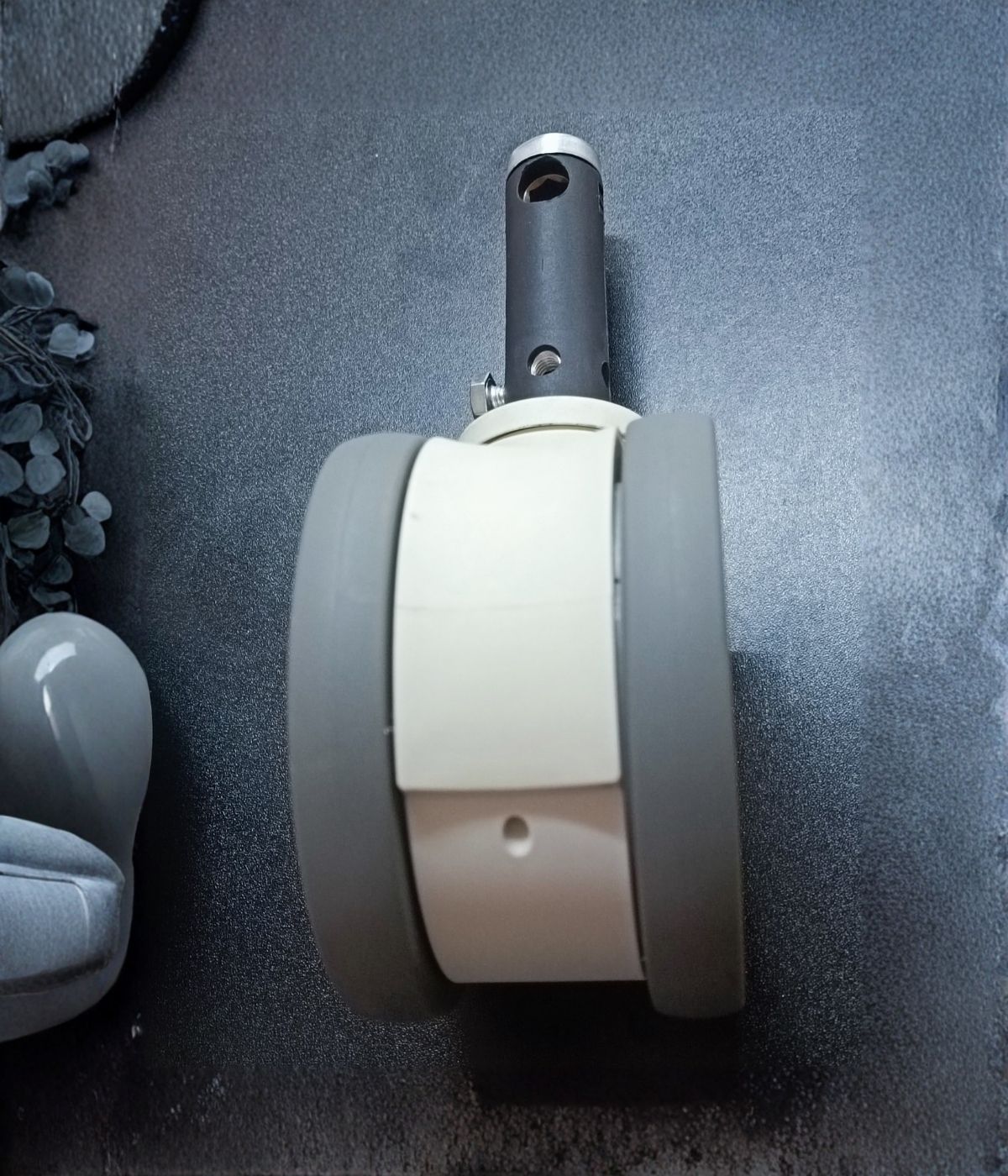 ภาพด้านข้างล้อคู่ Central Lock สำหรับเตียงผู้ป่วย แสดงโครงสร้างล้อและแกนยาว